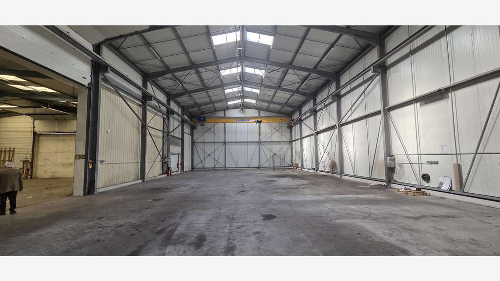 Local d'activité 2300m² à vendre 20mn Angers Sud