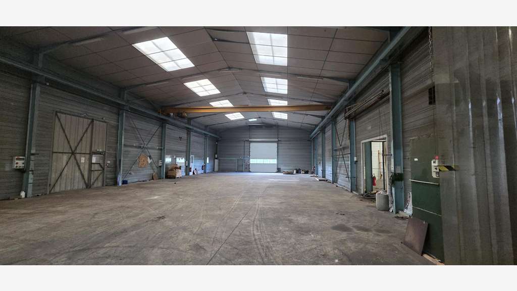 Local d'activité 2300m² à vendre 20mn Angers Sud