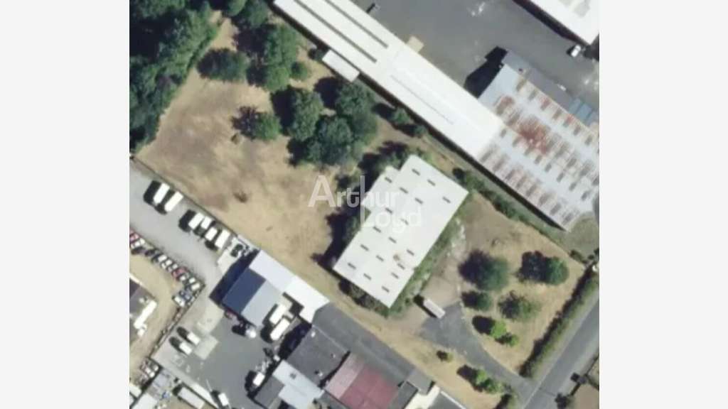 Entrepôt 1000m² sur 9055m² à vendre à Naintré