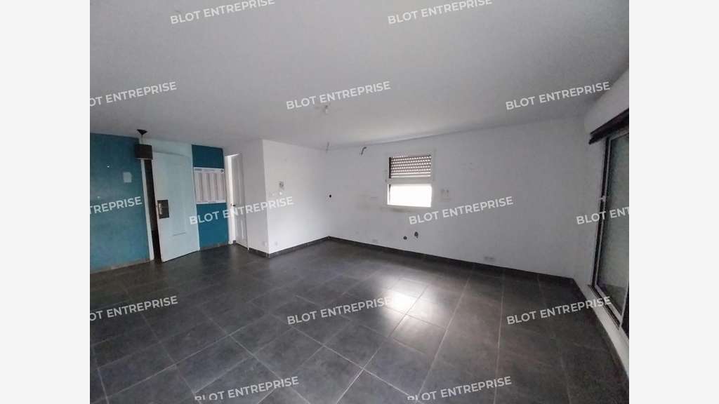 A vendre local 500m² sur 2000m² à Naizin