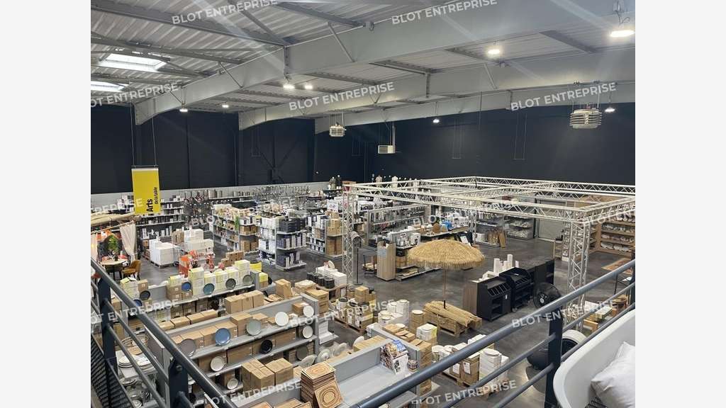 À VENDRE - LOCAUX D'ACTIVITÉS - 1 726 M² - NANTES