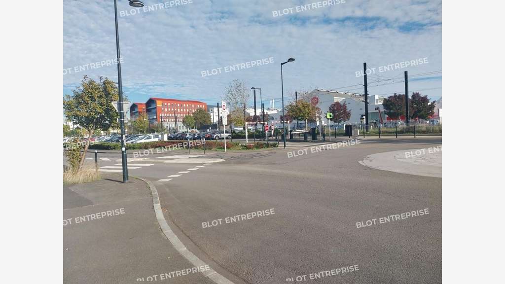 À VENDRE - À LOUER - LOCAUX D'ACTIVITÉS - 2 242 M²