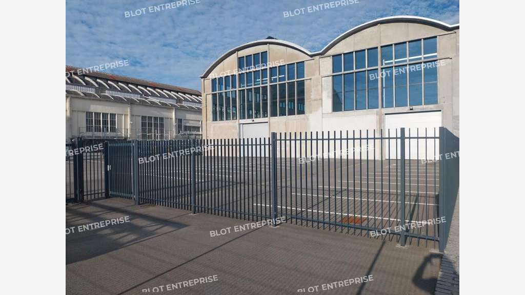 À VENDRE - À LOUER - LOCAUX D'ACTIVITÉS - 2 242 M²