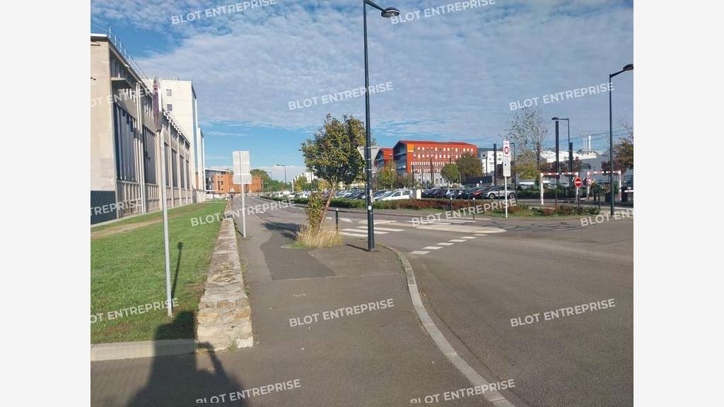 À VENDRE - À LOUER - LOCAUX D'ACTIVITÉS - 2 242 M²