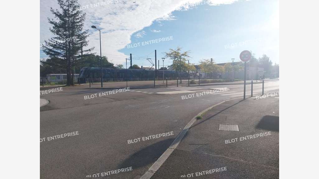 À VENDRE - À LOUER - LOCAUX D'ACTIVITÉS - 2 242 M²