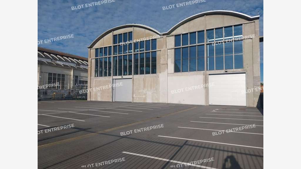 À VENDRE - À LOUER - LOCAUX D'ACTIVITÉS - 2 242 M²