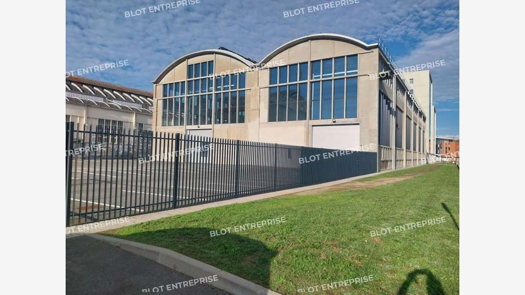 À VENDRE - À LOUER - LOCAUX D'ACTIVITÉS - 2 242 M²
