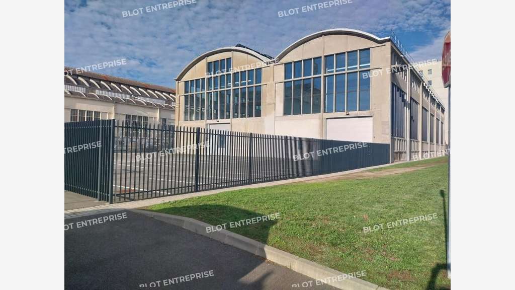 À VENDRE - À LOUER - LOCAUX D'ACTIVITÉS - 2 242 M²