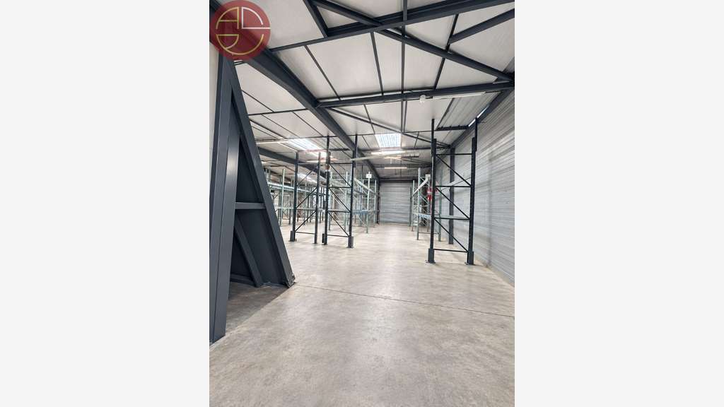 À VENDRE  ENTREPÔT AVEC BUREAUX  1 620 M²  NARB