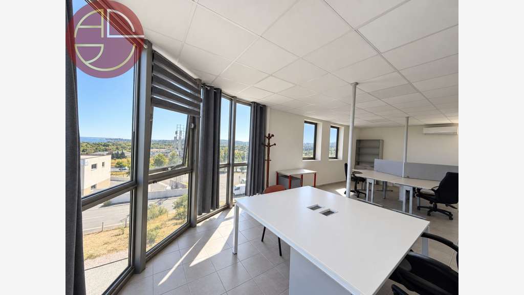 À VENDRE  ENTREPÔT AVEC BUREAUX  1 620 M²  NARB