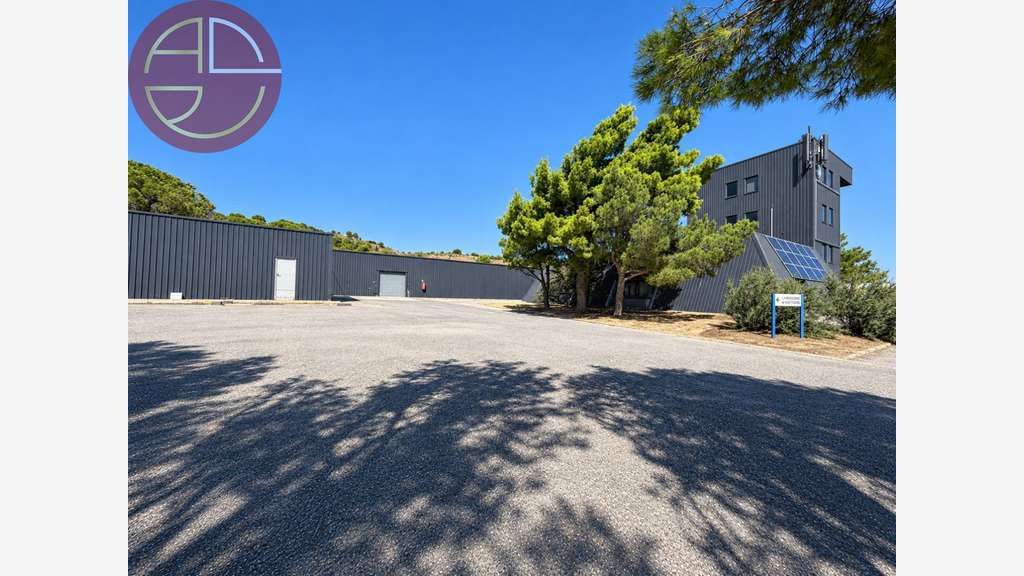 À VENDRE  ENTREPÔT AVEC BUREAUX  1 620 M²  NARB