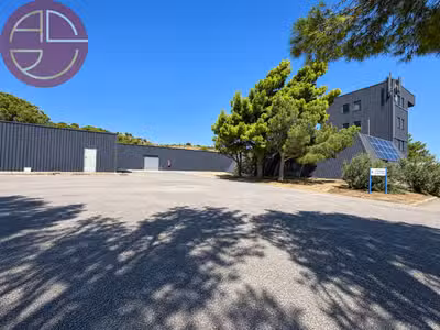 À VENDRE  ENTREPÔT AVEC BUREAUX  1 620 M²  NARB