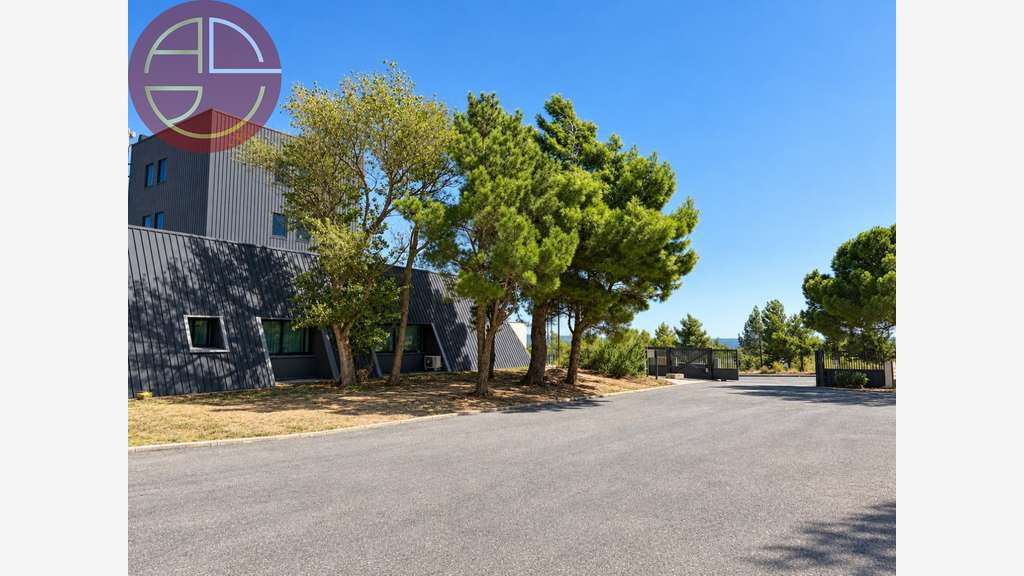 À VENDRE  ENTREPÔT AVEC BUREAUX  1 620 M²  NARB