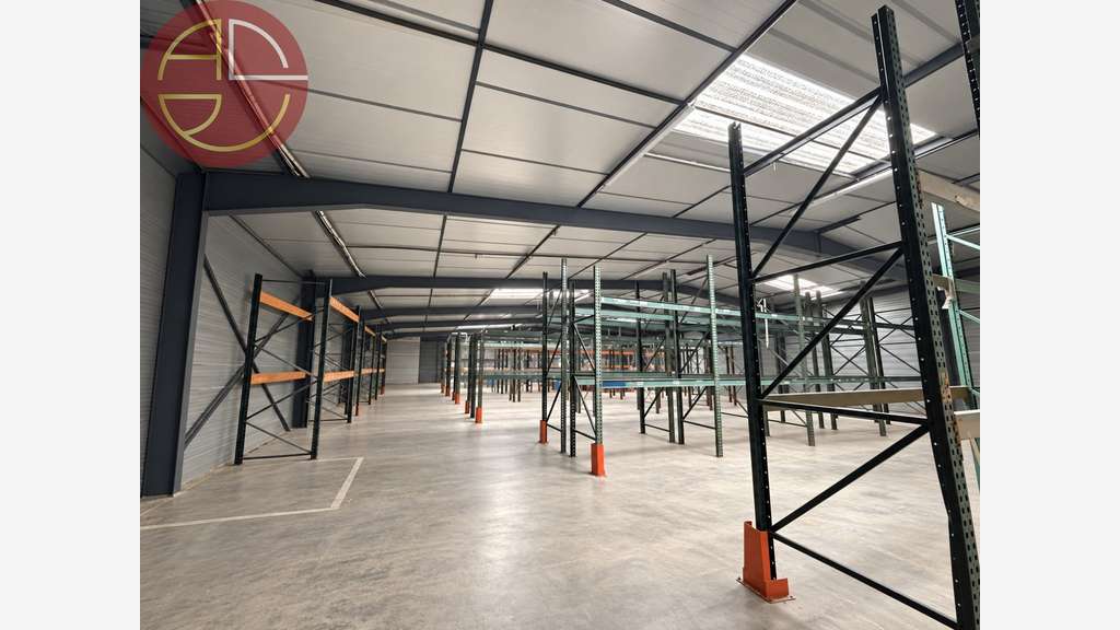 À VENDRE  ENTREPÔT AVEC BUREAUX  1 620 M²  NARB