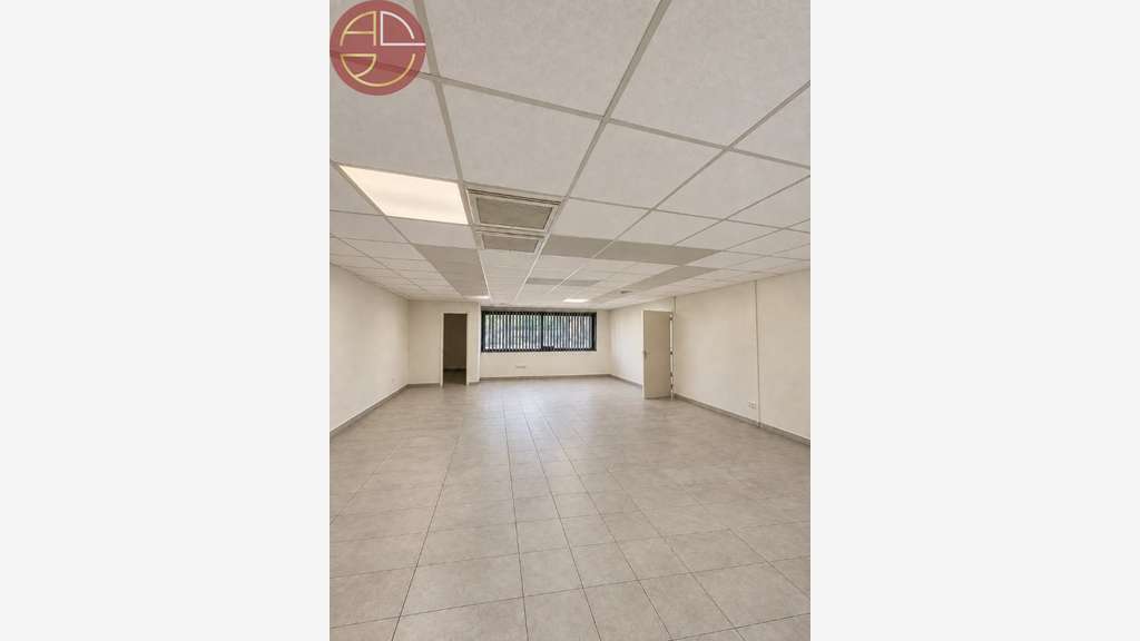 À VENDRE  ENTREPÔT AVEC BUREAUX  1 620 M²  NARB