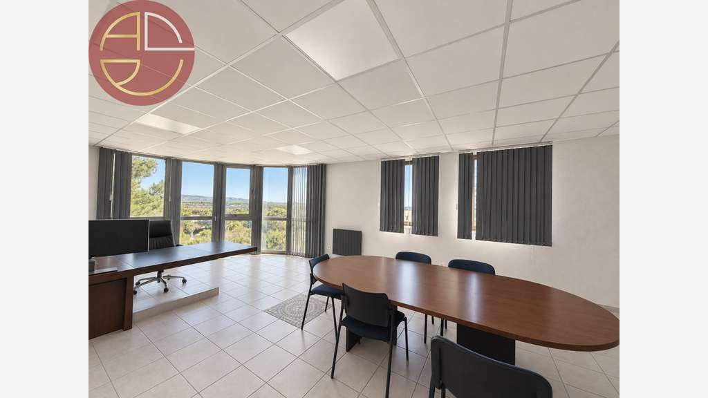 À VENDRE  ENTREPÔT AVEC BUREAUX  1 620 M²  NARB