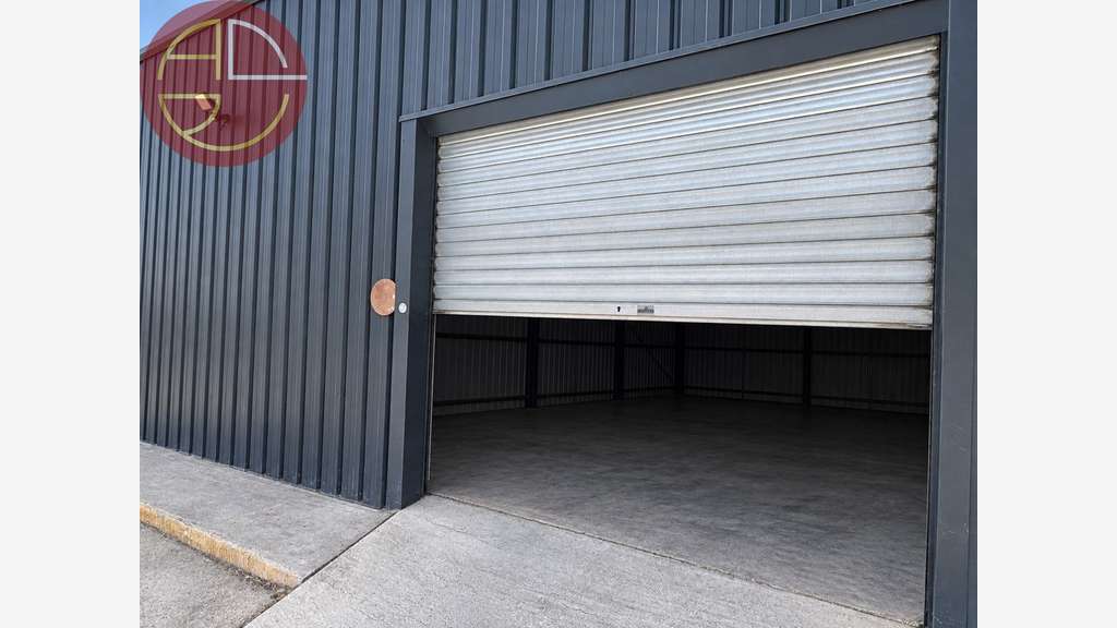 À VENDRE  ENTREPÔT AVEC BUREAUX  1 620 M²  NARB