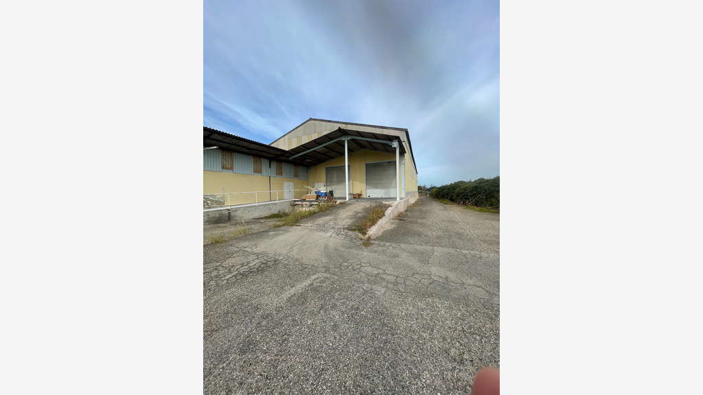 AV ensemble immobilier de centre paddle à Nîmes