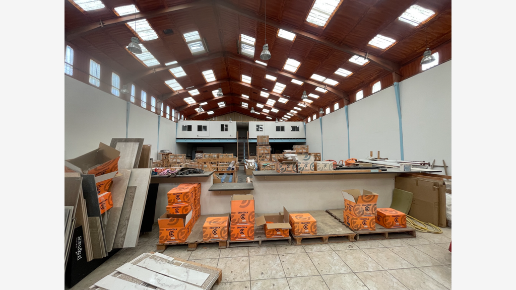 AV ensemble immobilier de centre paddle à Nîmes
