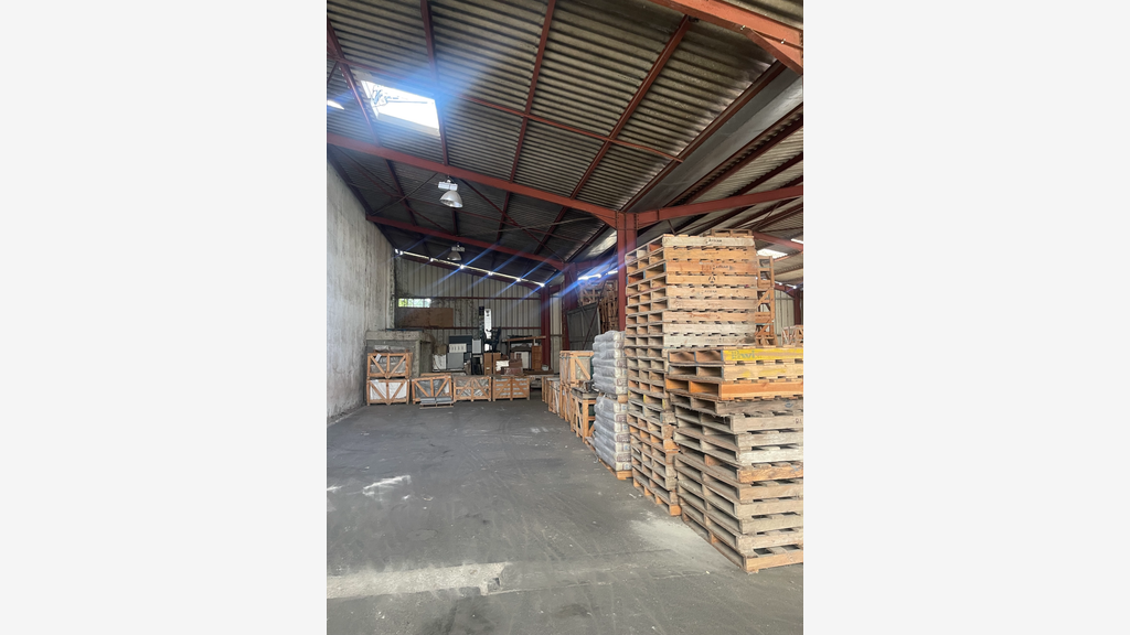 AV ensemble immobilier de centre paddle à Nîmes
