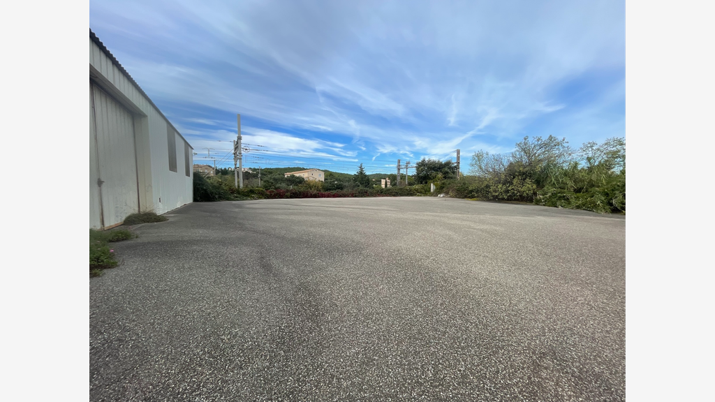AV ensemble immobilier de centre paddle à Nîmes
