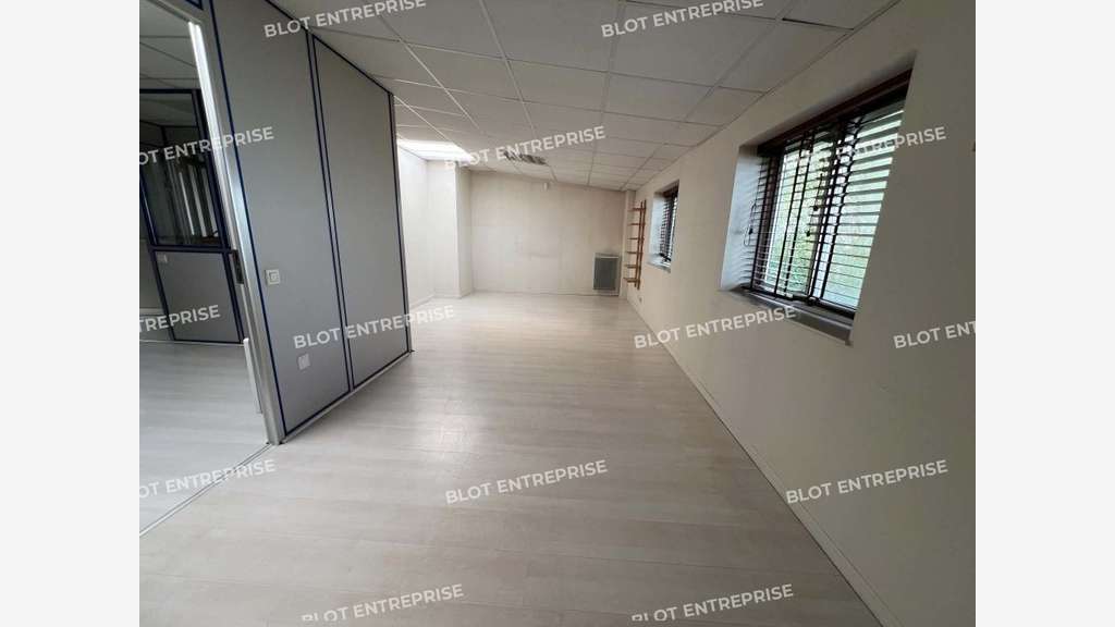 A vendre local d'activités 160m²  à Noyal