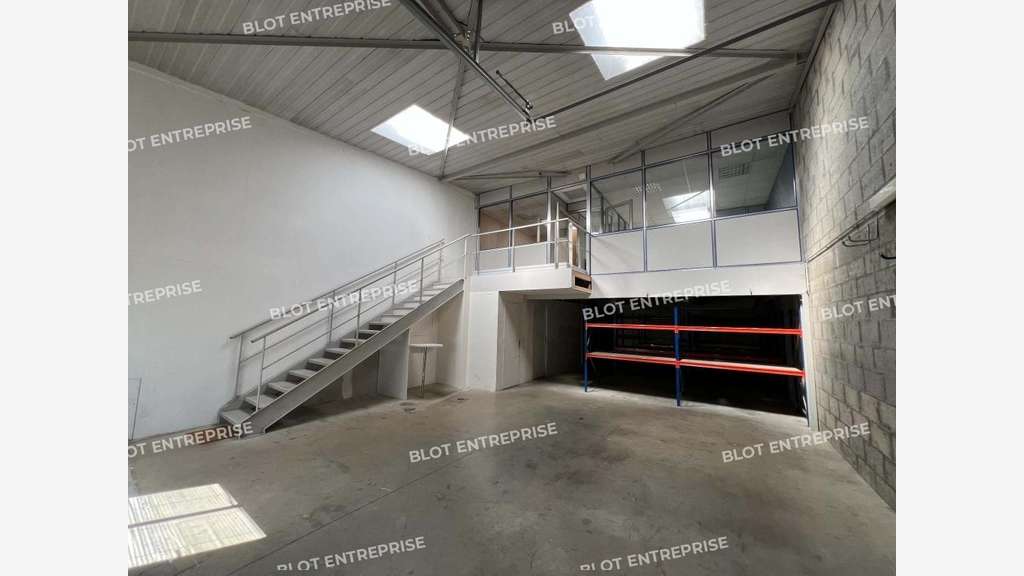 A vendre local d'activités 160m²  à Noyal