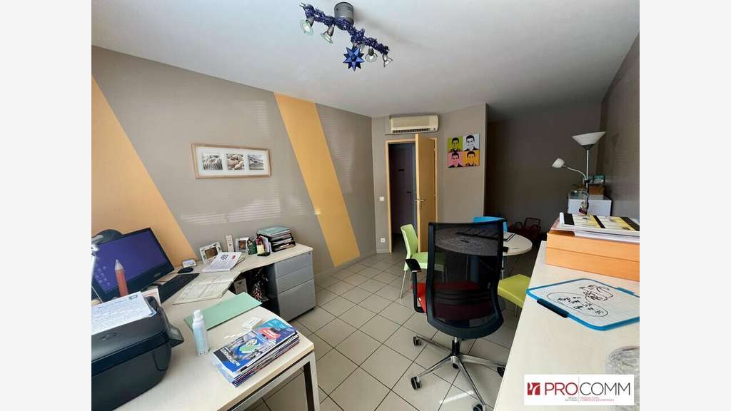 Local 37m² à vendre en centre médical à Orange