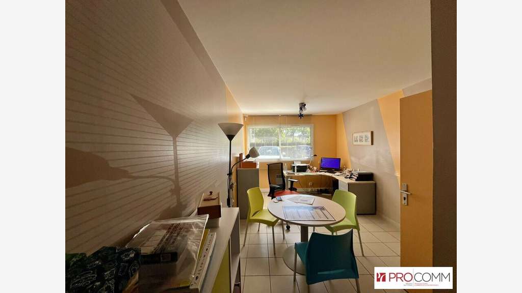 Local 37m² à vendre en centre médical à Orange