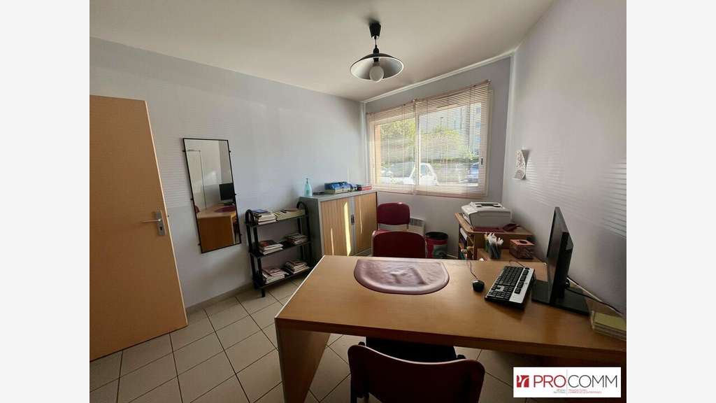 Local 37m² à vendre en centre médical à Orange