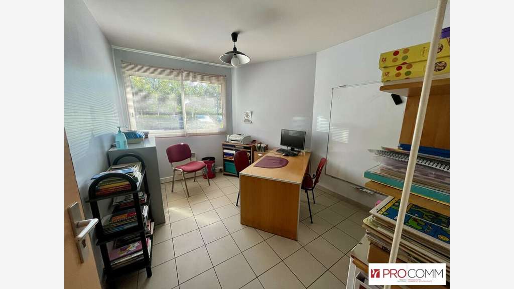 Local 37m² à vendre en centre médical à Orange