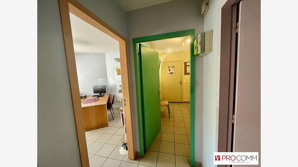 Local 37m² à vendre en centre médical à Orange