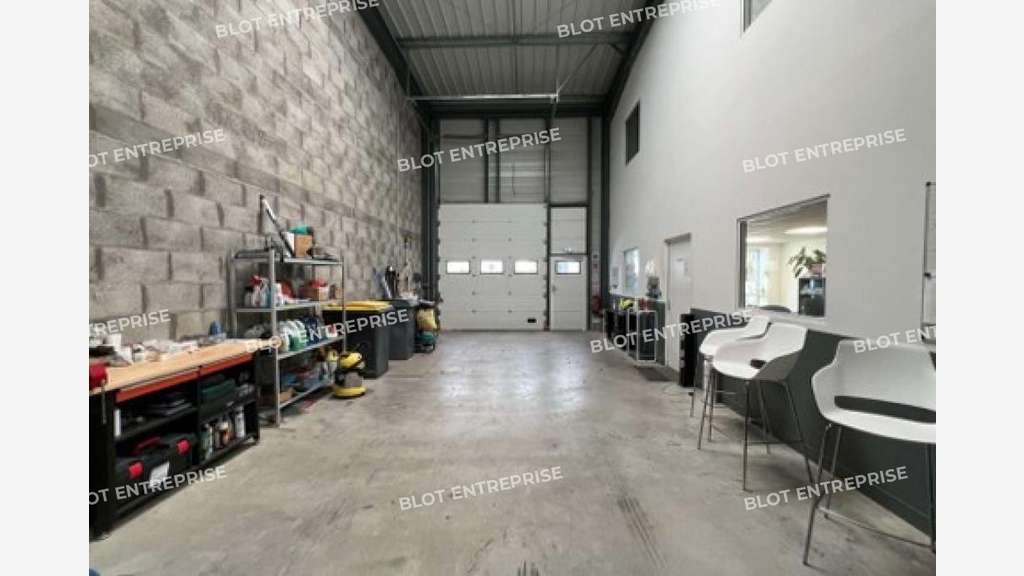 A vendre local d'activités 270m² à Pacé 