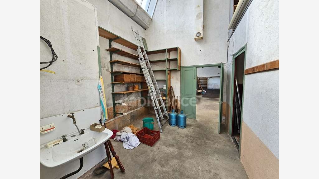 AV ancien atelier à réaménager 122m² à Panissières