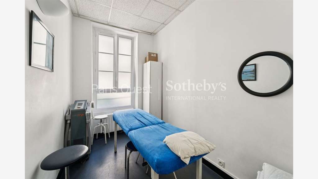 Cède local pro cabinet médical de 106m² à Paris 18