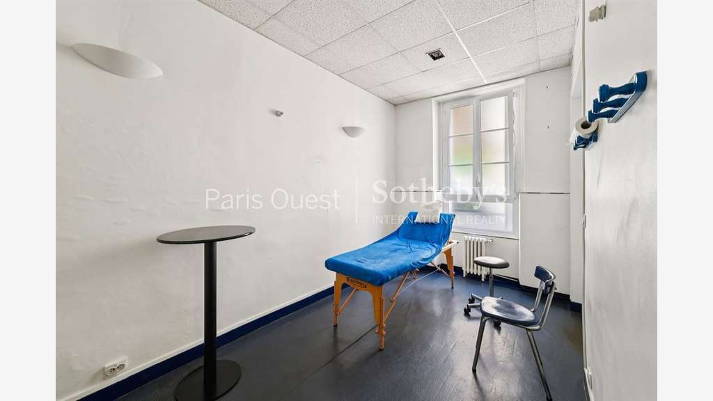 Cède local pro cabinet médical de 106m² à Paris 18