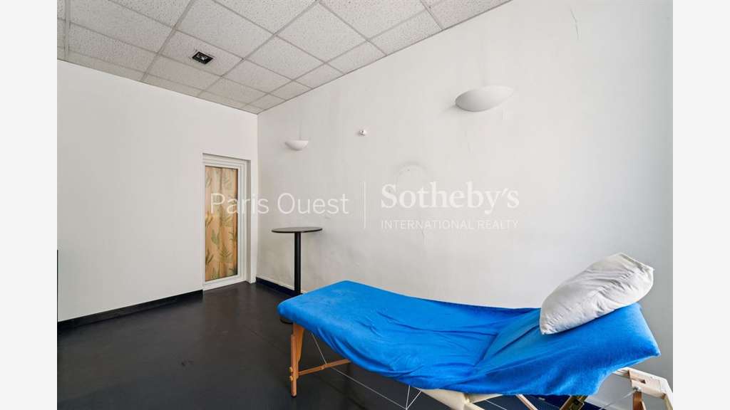 Cède local pro cabinet médical de 106m² à Paris 18