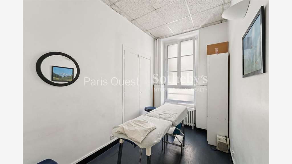 Cède local pro cabinet médical de 106m² à Paris 18