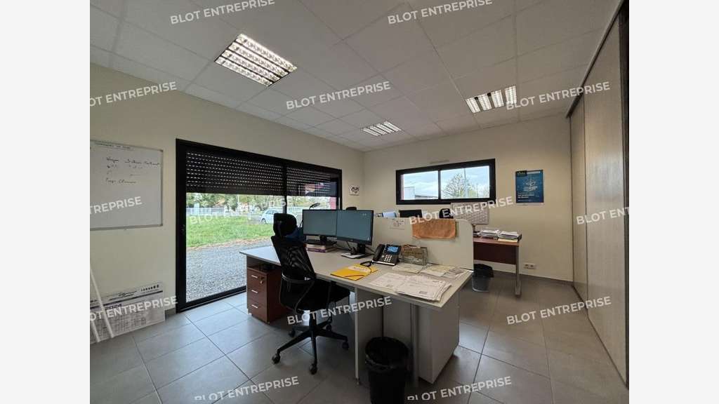 A vendre locaux d'activités de 650m² à Paulx