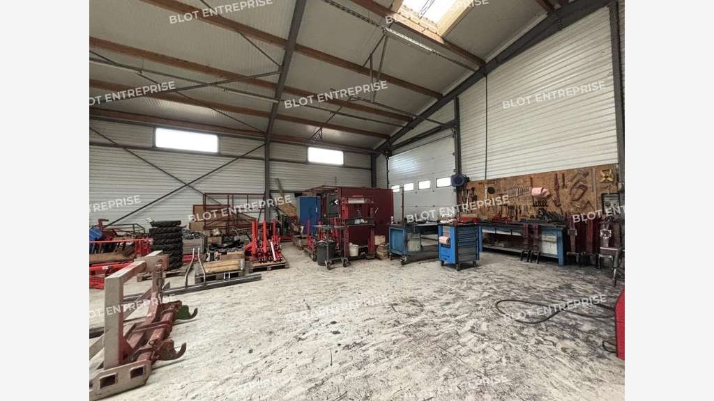 A vendre locaux d'activités de 650m² à Paulx