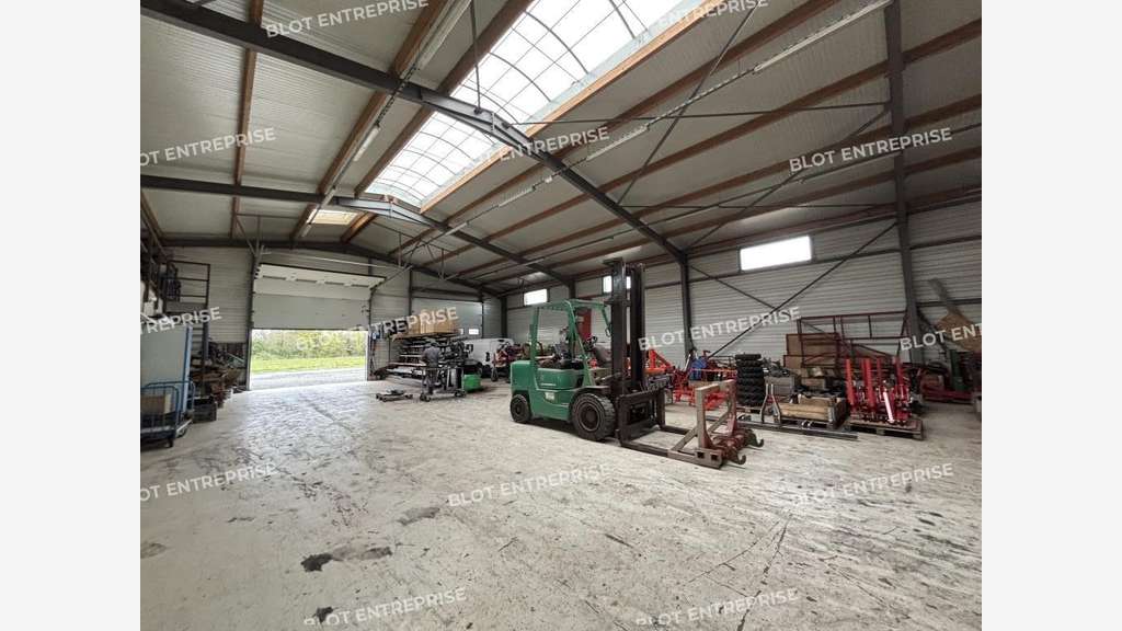 A vendre locaux d'activités de 650m² à Paulx