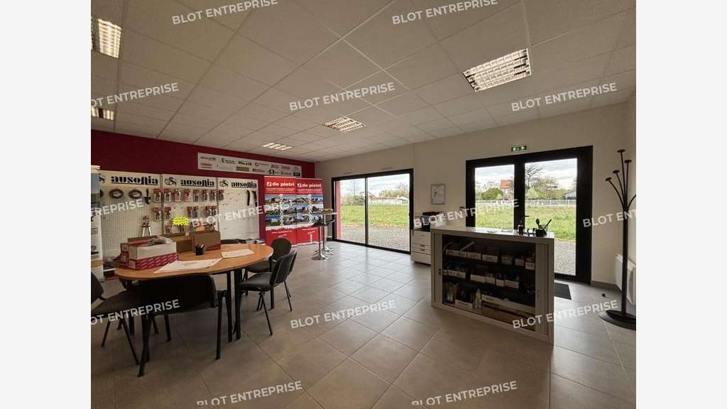 A vendre locaux d'activités de 650m² à Paulx