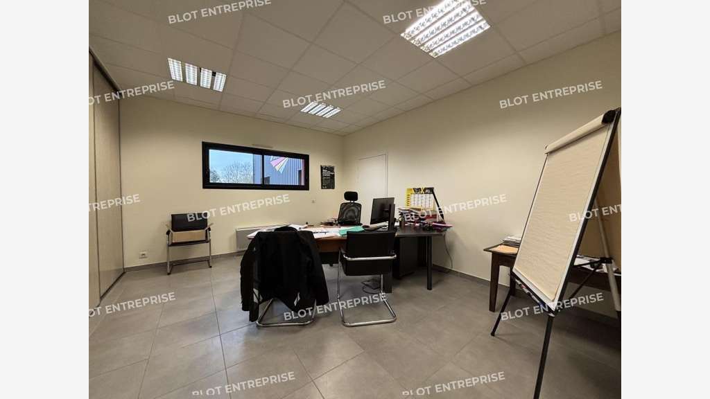 A vendre locaux d'activités de 650m² à Paulx