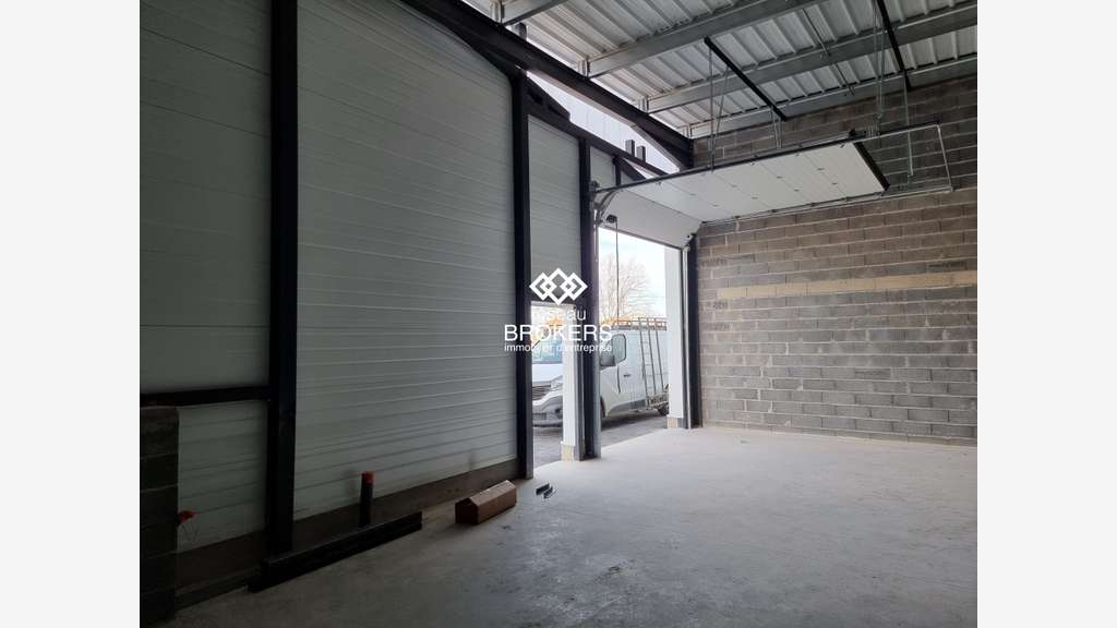 Local d'activité de 300,00 m² en VEFA - A vendre -