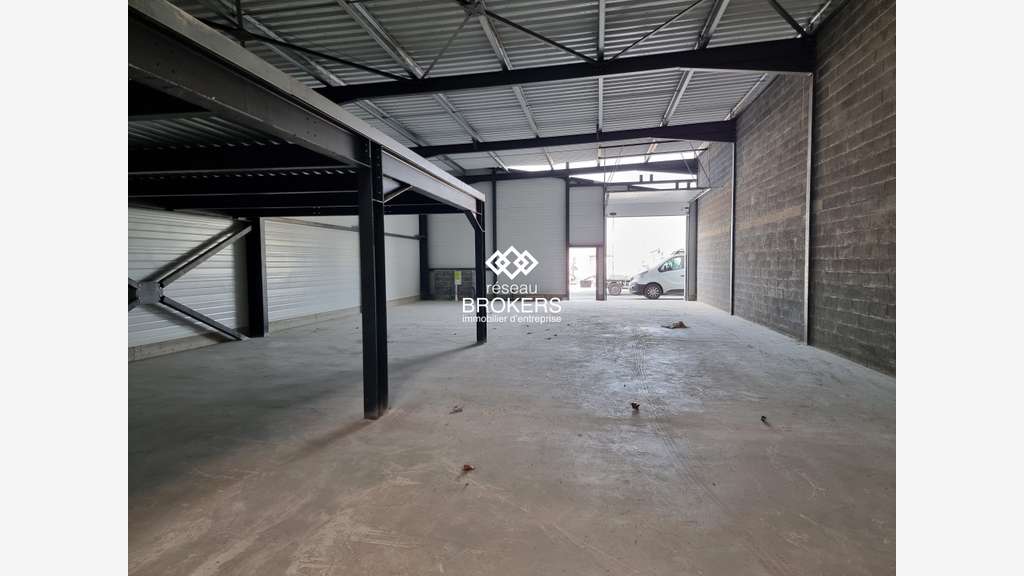 Local d'activité de 300,00 m² en VEFA - A vendre -
