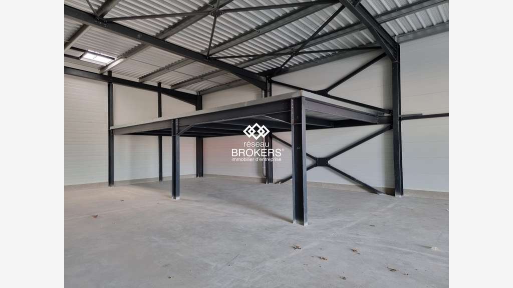 Local d'activité de 300,00 m² en VEFA - A vendre -