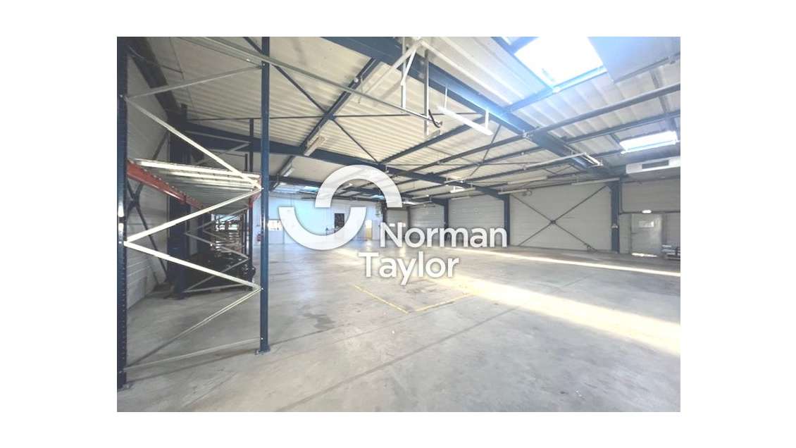 AV local d'activité 827m² à Perpignan Bas-Vernet