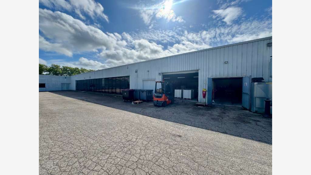 Local d'activité 2800m² à vendre à Perrigny RN6 