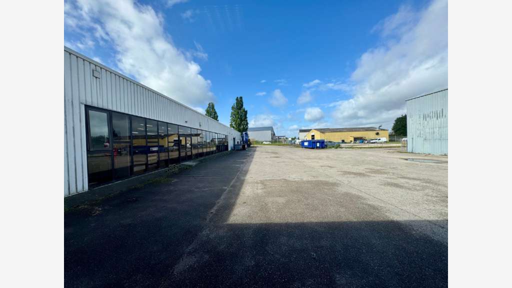 Local d'activité 2800m² à vendre à Perrigny RN6 