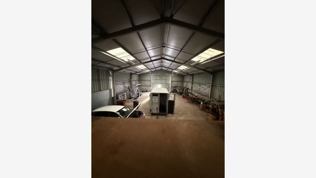Vente entrepôt 318m² + terrain à Peujard (33240)